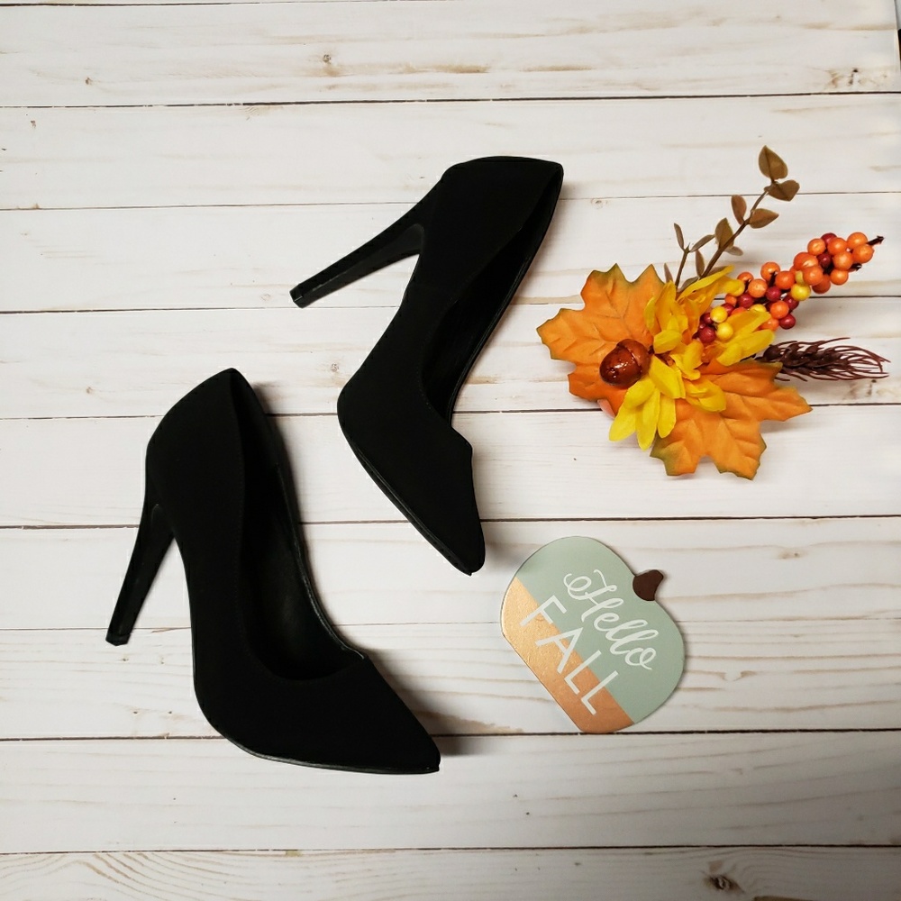 NWT - Yuni-1 Black Pointy Toe Pumps